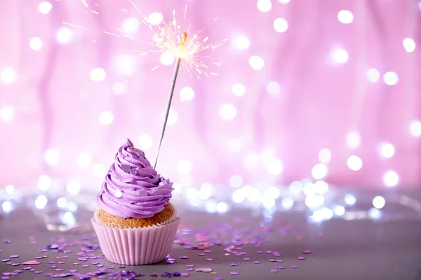 Cupcake con glaseado y brillo de crema púrpura —  Fotos de Stock