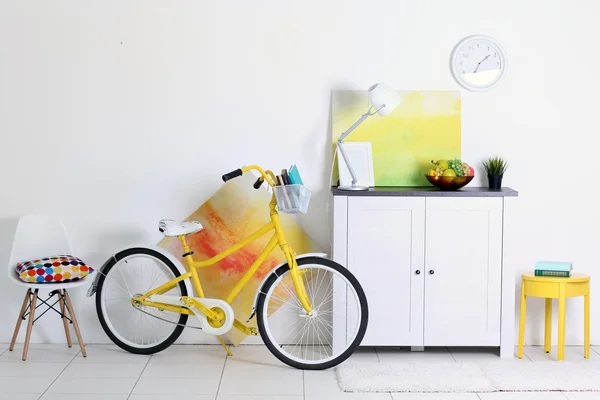 Bicicleta amarilla con libros — Foto de Stock