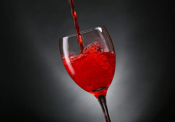Derramamento de vinho em vidro — Fotografia de Stock