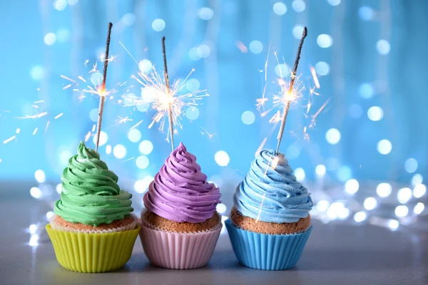 Pestrobarevné cupcakes poleva s prskavky — Stock fotografie