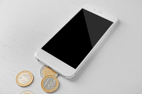 Смартфон і монети євро — стокове фото