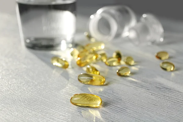 Transparentní žluté tablety — Stock fotografie