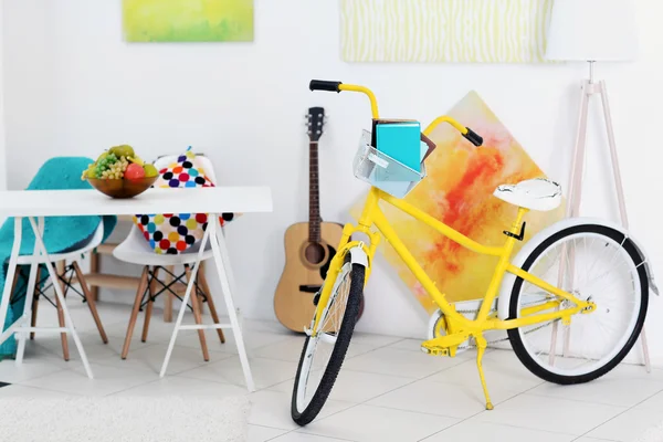 Bicicleta amarela com livros — Fotografia de Stock