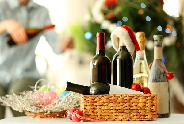 Mann schenkt Wein für Weihnachten ein — Stockfoto