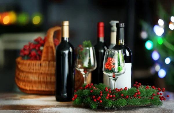 Το κρασί στο καλάθι και χριστουγεννιάτικο δέντρο — Φωτογραφία Αρχείου