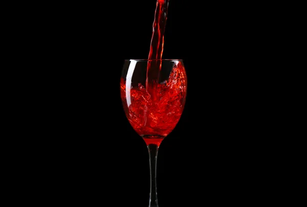 Ρίχνει στο ποτήρι κρασί — Φωτογραφία Αρχείου