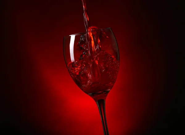 Вино наливая в бокал — стоковое фото