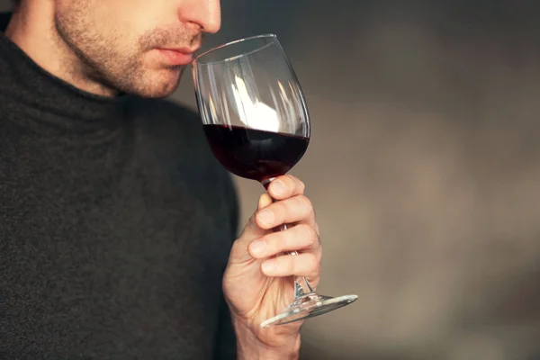 L'uomo annusa vino rosso — Foto Stock