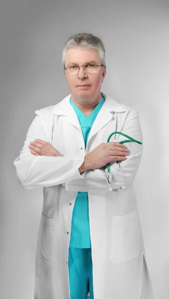 Doctor sosteniendo estetoscopio — Foto de Stock