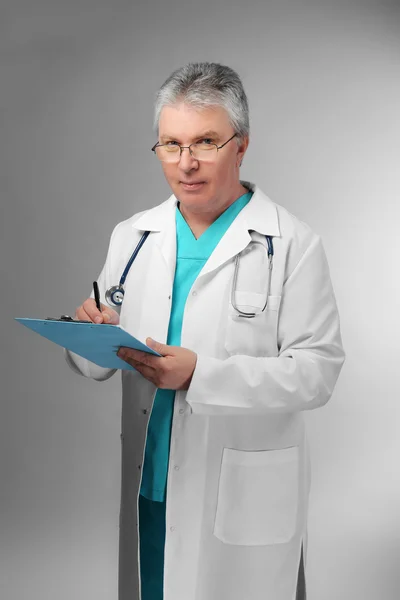 Guapo doctor con portapapeles — Foto de Stock