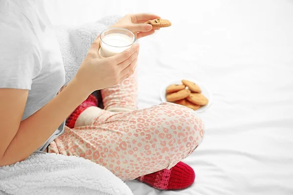 Mujer en pijama bebiendo leche — Foto de Stock