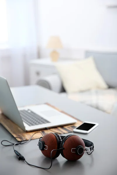 Kopfhörer auf grauem Tisch — Stockfoto