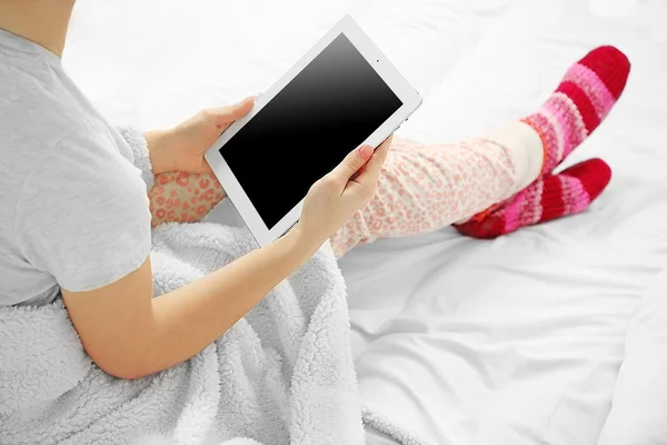 Mujer en pijama usando una tableta — Foto de Stock