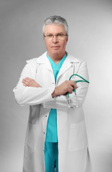 En stilig läkare med stetoskop — Stockfoto