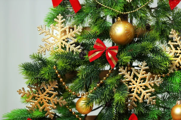 Árvore de Natal artesanal e presentes — Fotografia de Stock