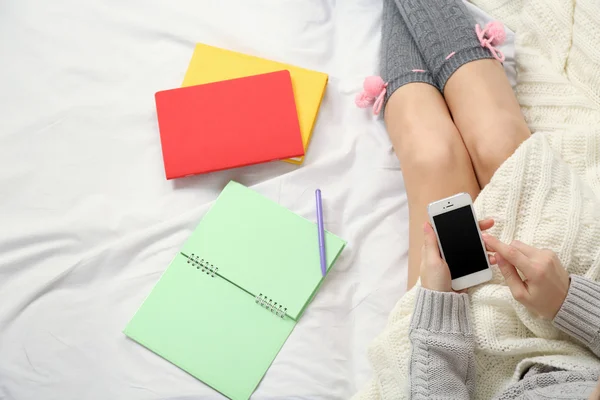 Mujer usando teléfono móvil — Foto de Stock