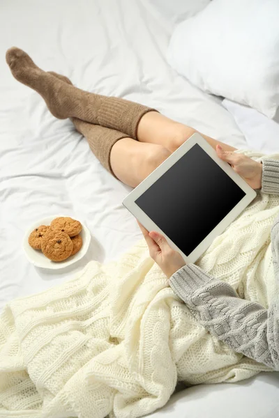 Frau benutzt Tablette auf ihrem Bett — Stockfoto