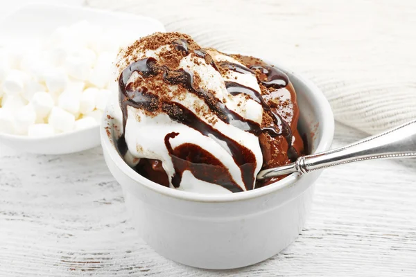 Teplý čokoládový dortík s led krém na stole, detail — Stock fotografie