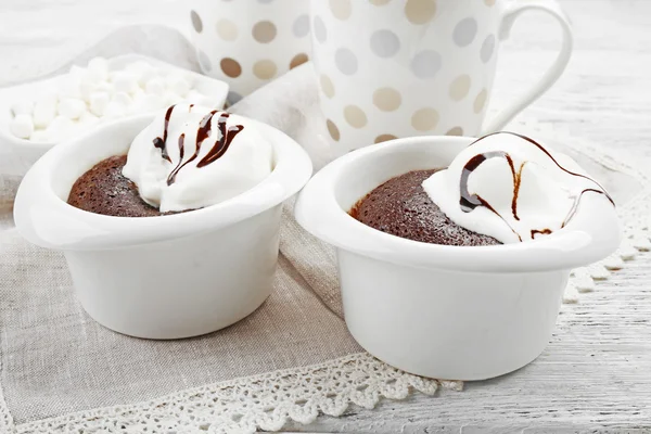 Choklad lava tårta med glass och prickade koppar på bordet — Stockfoto