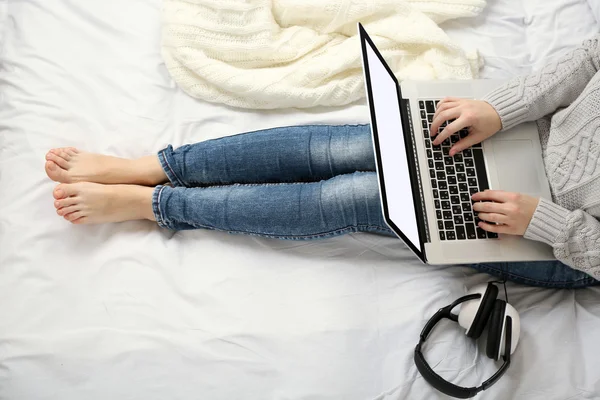 Mujer usando portátil —  Fotos de Stock