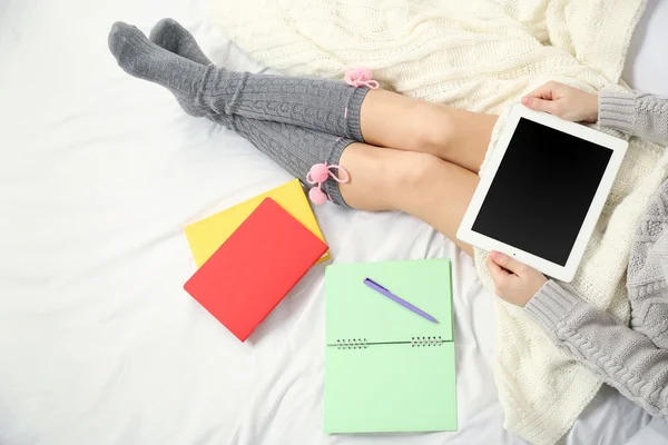 Woman using tablet — Stock Photo, Image