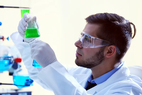 Homme en laboratoire avec test Photo De Stock