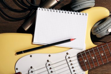 Kulaklıklı elektro gitar.