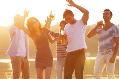 Bira ile genç ve güzel insanlar 