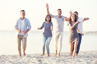 Bira ile genç ve güzel insanlar 