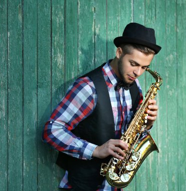Saksafonla oynayan adam