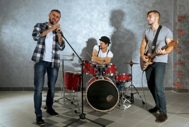 Müzik aletleri çalarken müzisyenler