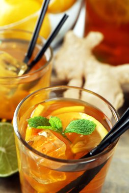 Hafif ahşap zemin üzerine limonlu buzlu çay