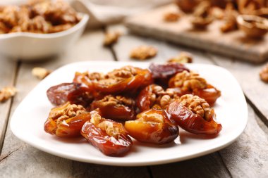 Tarihi ve ceviz meyve plaka üzerinde ahşap masa, yakın çekim