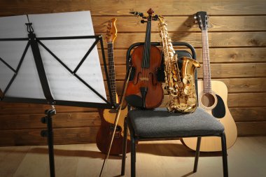 Sandalye üzerinde müzik aletleri 
