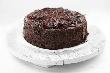 Lezzetli çikolatalı kek üzerinde açık renkli ahşap tablo