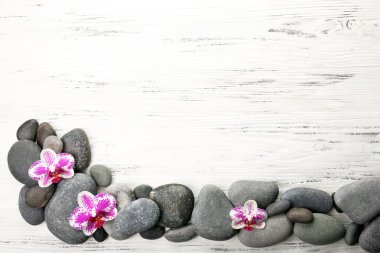 Spa taşlar ve orkide