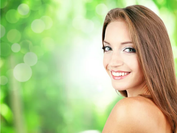 Hermosa mujer sobre fondo natural — Foto de Stock