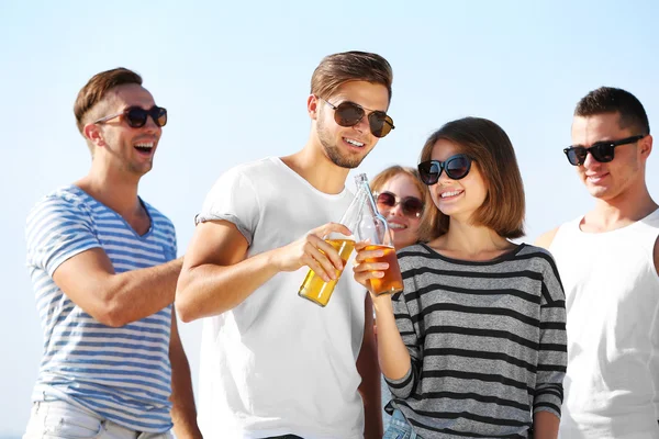 Jolies jeunes avec de la bière — Photo