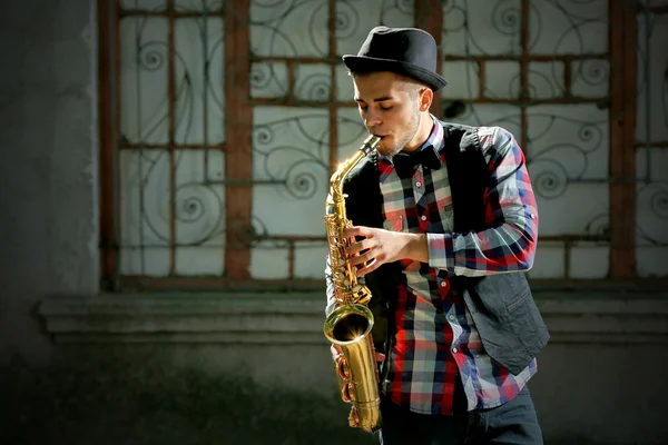 Jeune homme avec saxophone — Photo