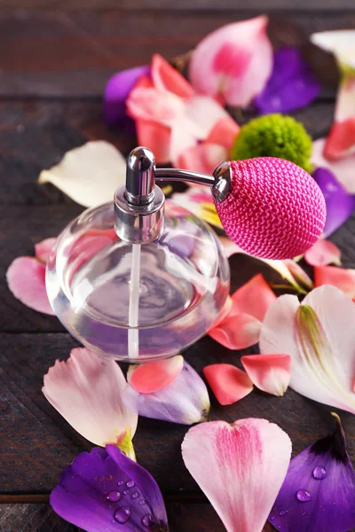 Bottle of perfume and flowers petals — Stock Photo, Image