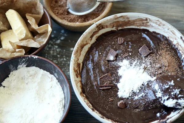 Menyiapkan adonan untuk kue coklat di atas meja tutup — Stok Foto