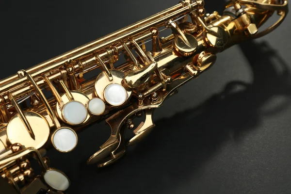 Beau saxophone doré — Photo