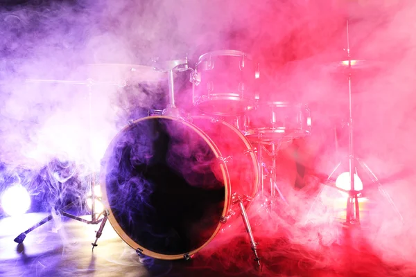 Conjunto de tambores no palco — Fotografia de Stock