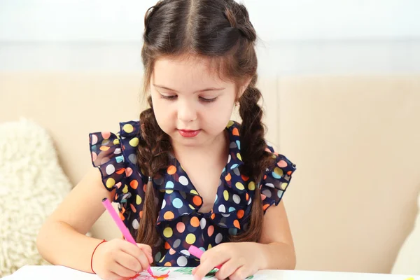 Schattige kleine meisje tekening foto — Stockfoto