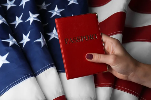 Hand mit amerikanischem Pass — Stockfoto