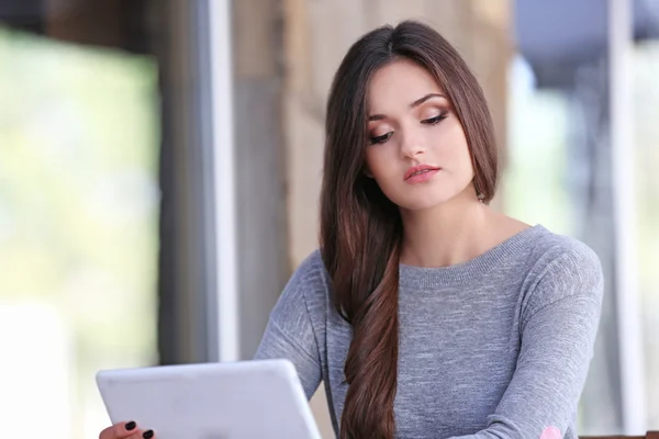 Young woman working with tablet — Stock Photo, Image
