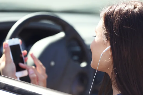 Jeune femme en voiture — Photo