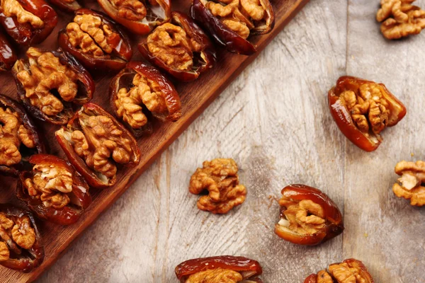 Орех, фрукты на деревянном столе, крупный план — стоковое фото