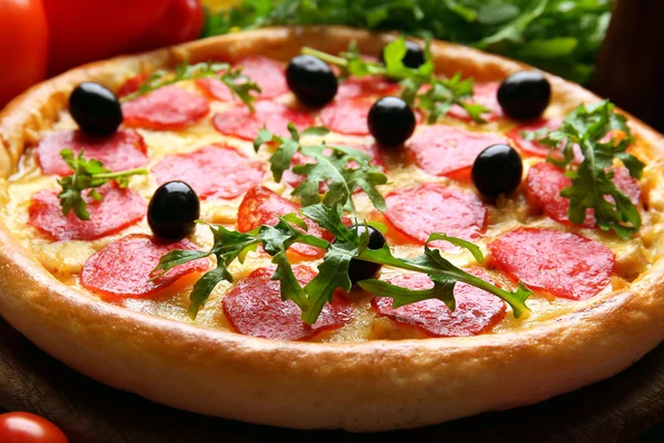 God pizza med salami på inredda träbord, närbild — Stockfoto
