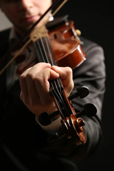 Hudebník hraje housle — Stock fotografie